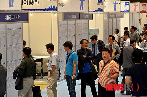 다양한 회사 살펴보는 구직자들