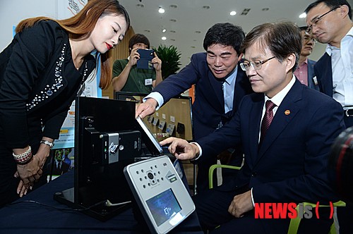 얼굴인식 보안 시스템 사용하는 최양희 장관