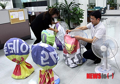 비닐봉지 대신 폐현수막으로 만든 선풍기 덮개