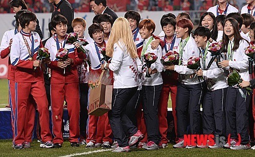 [인천AG]사이좋게 기념촬영하는 남북 여자축구대표팀