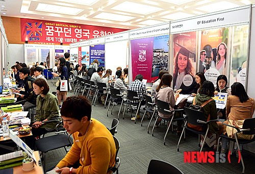 영국유학 상담받는 학생들