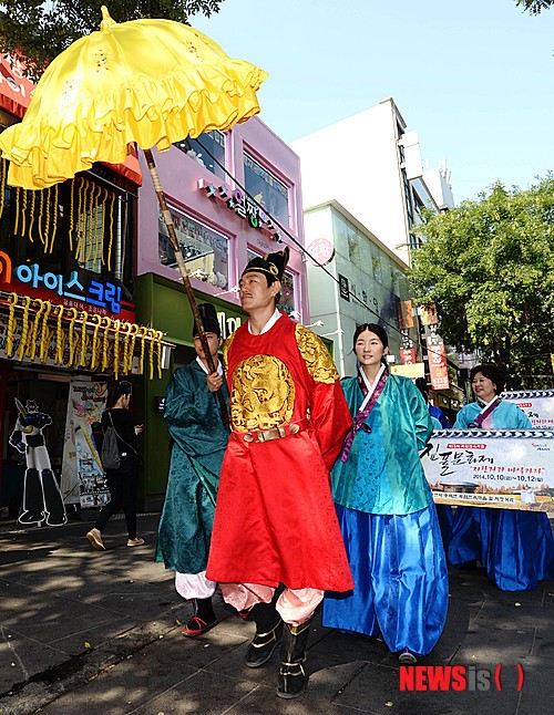 외암골 저잣거리 나라님 납시었네!