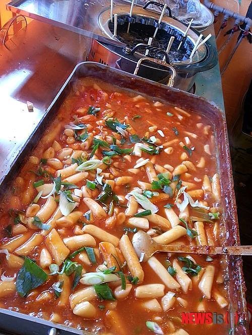 [춘천맛집⑤]동네 떡볶이가 뜬다…춘천명물 꽃돼지 분식