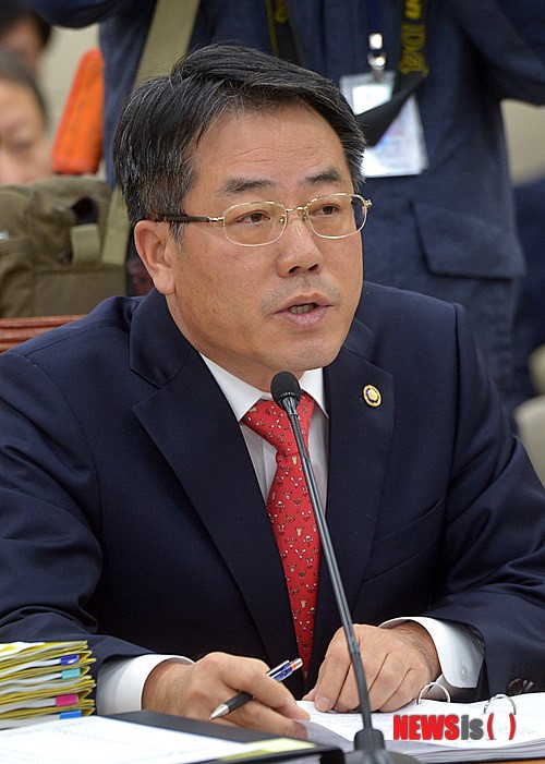 [2014국감]식품 관련 질의에 답하는 정승 처장