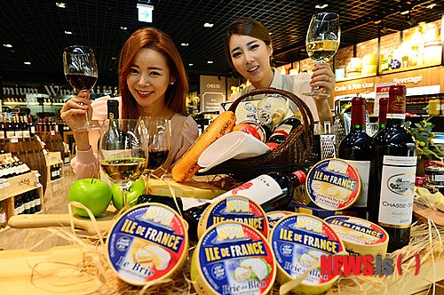 롯데마트 월드타워점, 국내 대형마트 최대 와인-치즈 숍 오픈