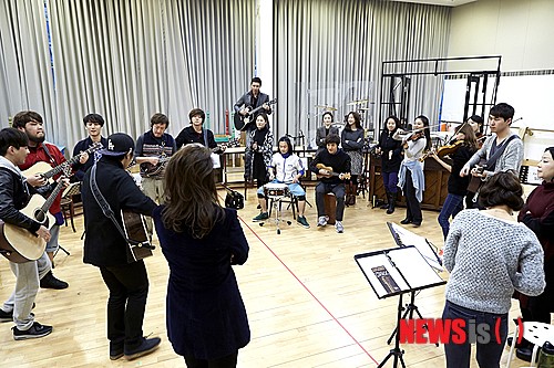 뮤지컬 원스, 노래·춤·연기＋연주…사위일체 연습실