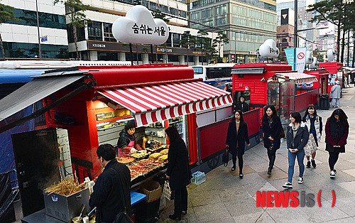캐릭터 뿌까로 꾸며진 가로가판대
