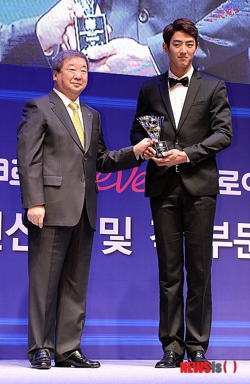 타자수위상 수상하는 구자욱