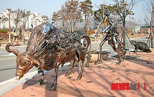 정크아트로 탄생한 황소와 두꺼비