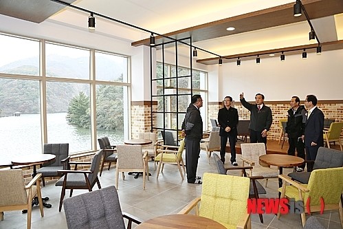호수공원 공사현장 점검에 나선 박천동 북구청장