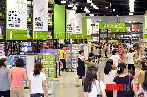 규제·포화 이중고…대형마트 창고형 할인매장에 기대