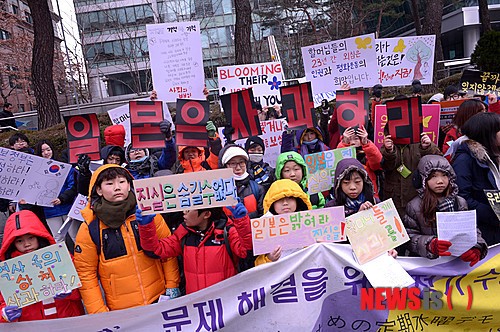 정기수요집회에 참석한 많은 학생들