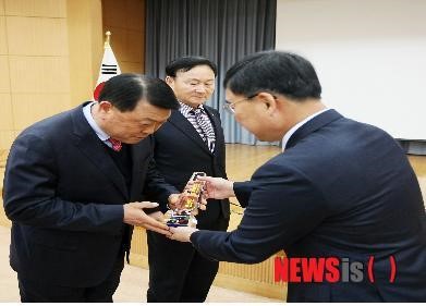 진주축협, 축산물 판매 300억원 달성탑 수상