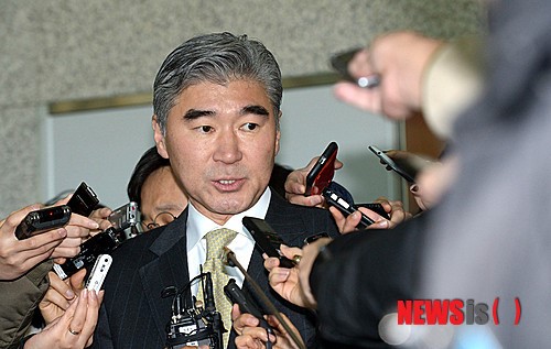 기자들의 질문에 답하는 성김 미 대북정책특별대표