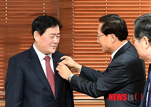 사랑의열매 배지 받는 최경횐 부총리