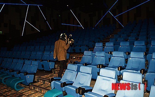 잠정폐쇄된 롯데시네마 월드타워점 상영관