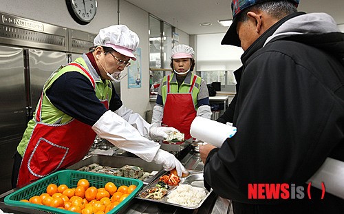 최양희 장관, 배식봉사활동