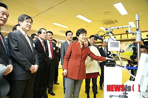 포스코 창초경제 혁신센터 방문한 박근혜 대통