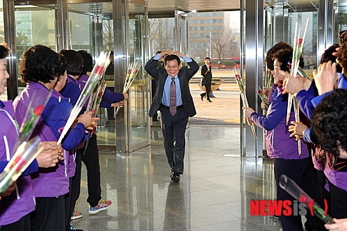 윤장현 광주시장 청소용역 장미꽃 세례에 화답