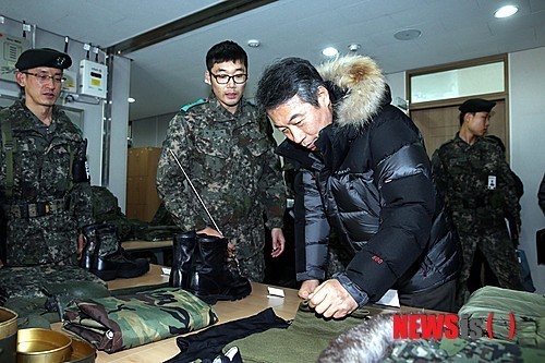전방부대 동계 피복 살펴보는 정종섭 장관