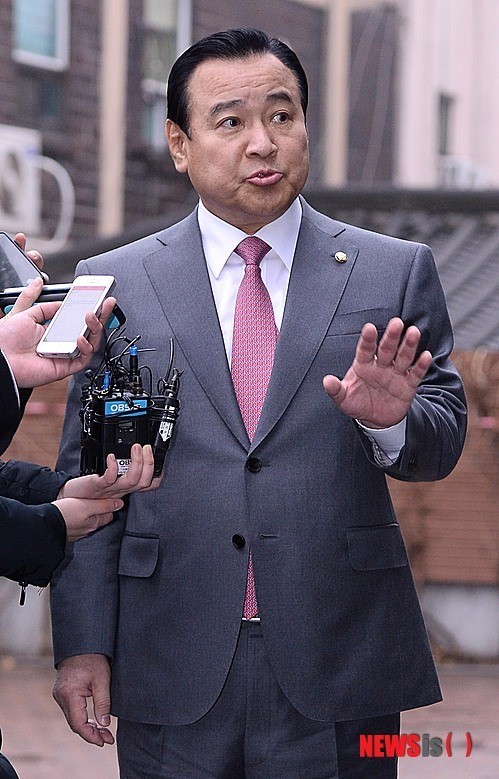 질문 답하는 이완구 국무총리 후보자