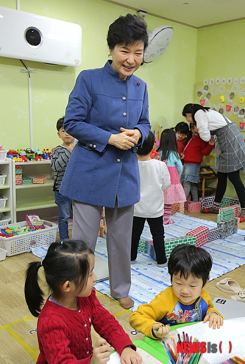 박 대통령, 어린이집 수업 참관