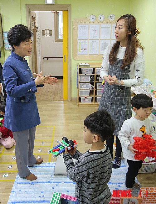 어린이집 교사와 대화하는 박 대통령