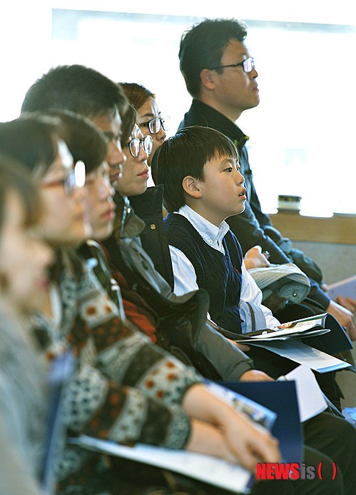 한국국제학교 입학 설명 듣는 아이