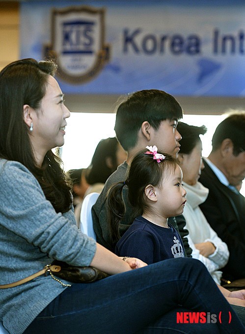 한국국제학교 입학 설명 듣는 가족