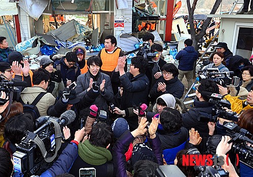 기뻐하는 구룡마을 주민들