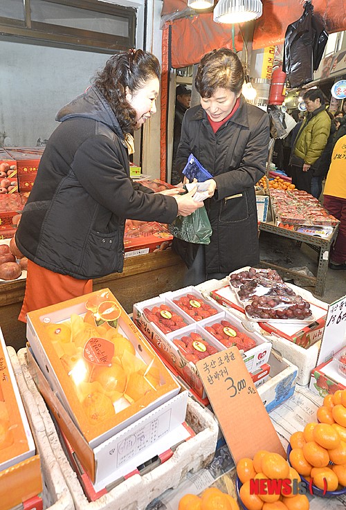 전통시장 방문한 박 대통령