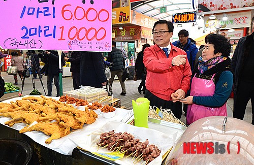 전통시장에서 장보는 이동필 농림부 장관