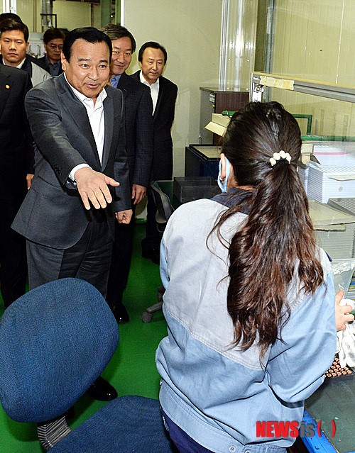 중소기업 직원과 대화 나누는 이완구 국무총리