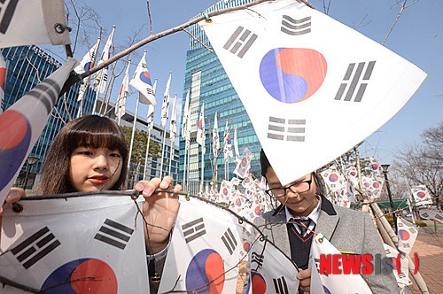 3.1절 맞아 태극기 거는 여중생들