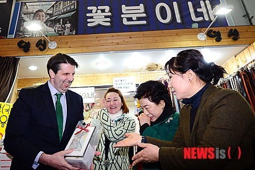 국제시장 꽃분이네서 선물 받은 주한미대사