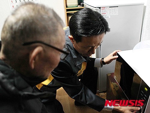 전자레인지 설치해주는 김덕수 사장