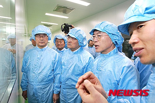신풍제약 생산시설 둘러보는 문재인 대표