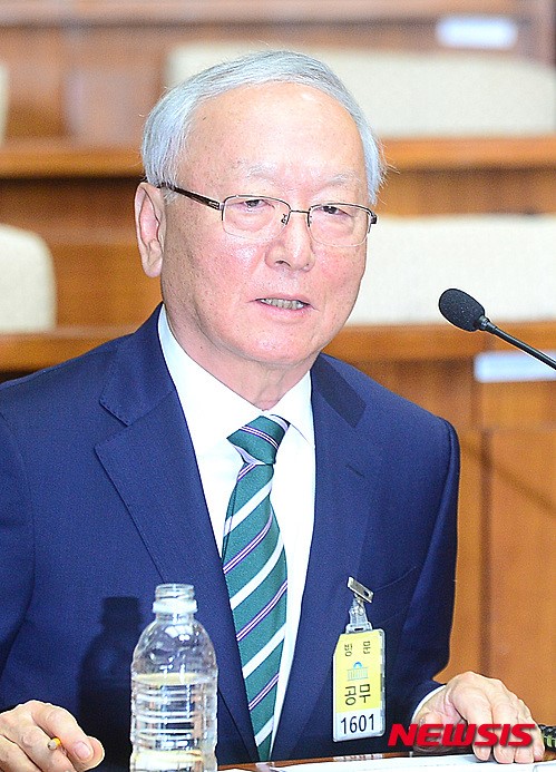 의원들 질의에 답하는 이병호