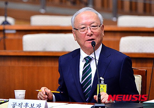 답변하는 이병호