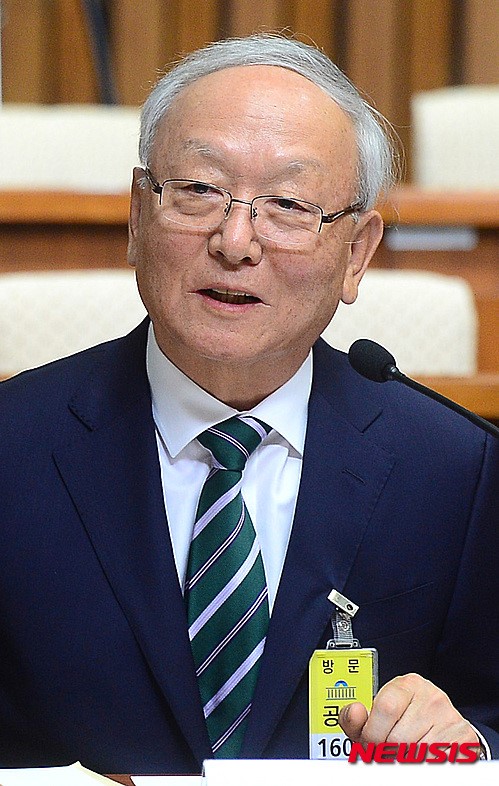 청문회 답하는 이병호 후보자