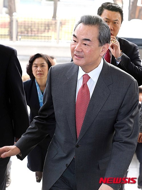 외교부 들어서는 왕이 외교부장