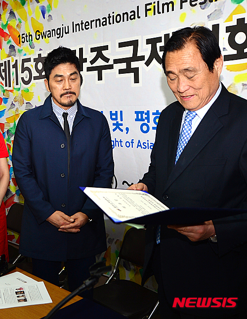 위촉패 받는 김영호