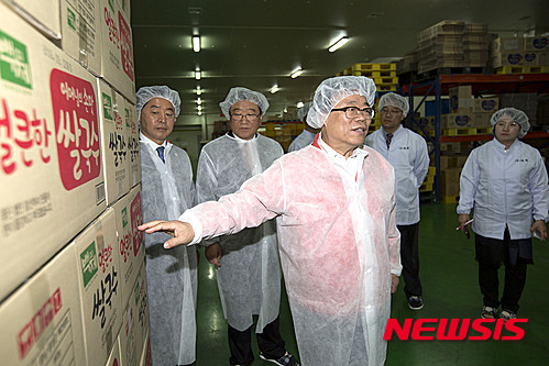 쌀 가공식품업체 방문한 이동필 장관