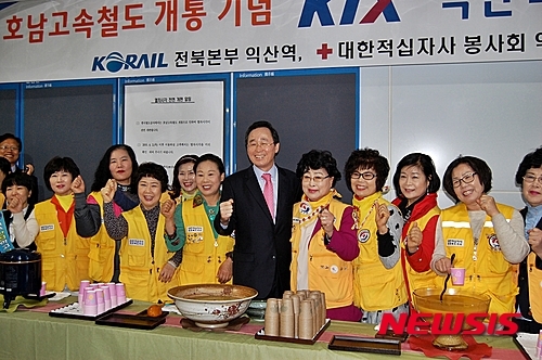자원봉사자들과 기념촬영하는 송하진 전북도지사
