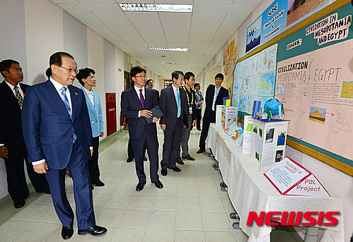한국국제학교 둘러보는 황우여 부총리