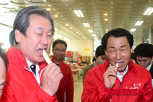 강화인삼 맛 보는 김무성-안상수