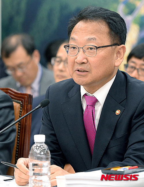 질문 답하는 유일호 장관