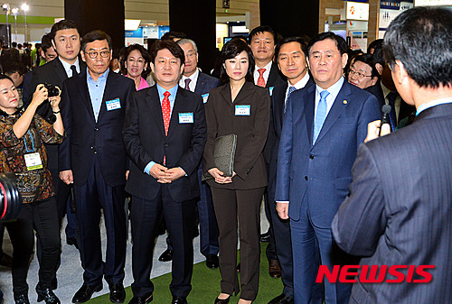 부스 둘러보는 내빈들