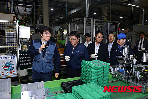 뿌리산업 스마트공장 시설 둘러보는 윤상직