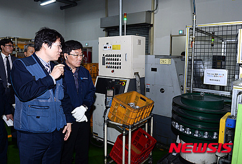 공장 내부 시설 둘러보는 산업부 장관